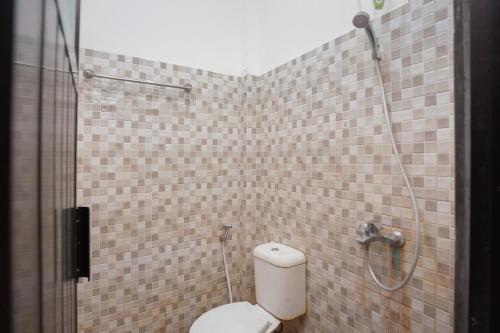 贝克西RedDoorz Syariah near Jatisampurna Hospital的一间带卫生间和淋浴的浴室