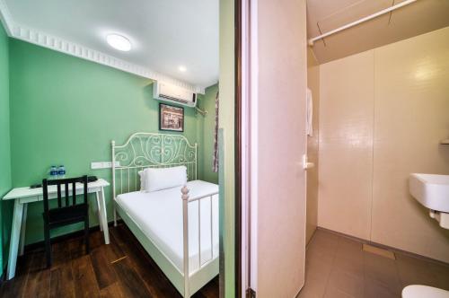 上海門堂酒店（浦東機場店）的客房内设有带水槽和卫生间的浴室