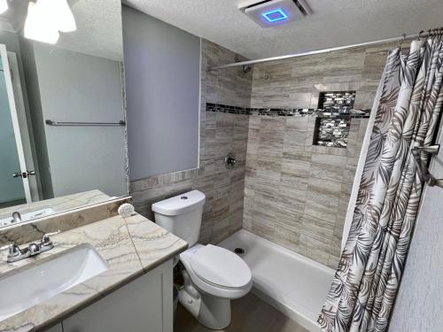 代托纳海滩Pirates Cove 4th Floor Balcony Remodeled Condo的浴室配有卫生间、盥洗盆和淋浴。