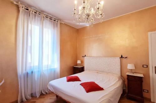 维罗纳Luxury Verona Apartment City Centre的一间卧室配有一张带两个红色枕头的床