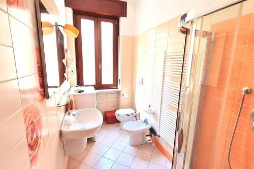 维罗纳Luxury Verona Apartment City Centre的浴室配有白色卫生间和盥洗盆。