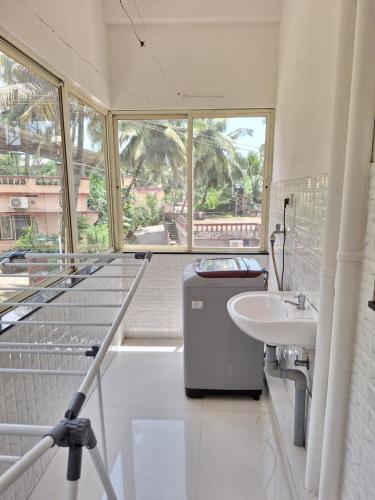 门格洛尔Suvarna Grande Homes的一间带水槽和水槽的浴室