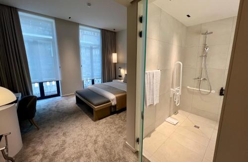 布鲁塞尔OPO Hotel的酒店客房配有一张床和淋浴