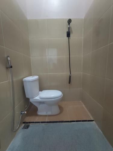 DondoHome Syariah Guest House Ampana的浴室设有淋浴间和卫生间。
