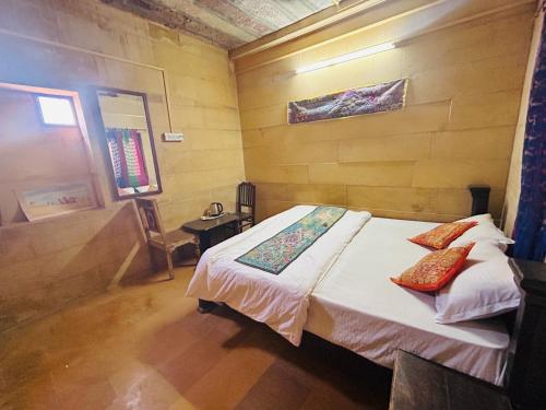 斋沙默尔Hotel Fotiya jaisalmer的一间卧室配有一张带两个枕头的床