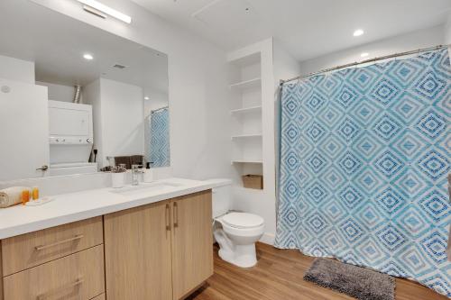洛杉矶Apart Hotel at Chinatown的浴室设有卫生间和蓝色的浴帘。