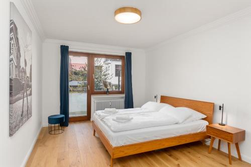 不莱梅Modern Oak-Apartment für bis zu 6 Personen的白色的卧室设有床和窗户