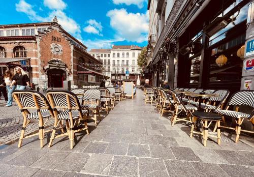 布鲁塞尔圣特格雷精品酒店的城市街道上一排桌椅