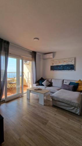 滨海罗克塔斯PALM TOWER APARTMENT的客厅配有沙发和桌子