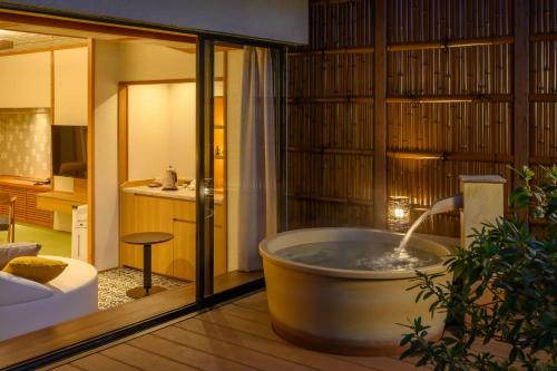涩川市福一酒店的带浴缸的客房,设有浴室