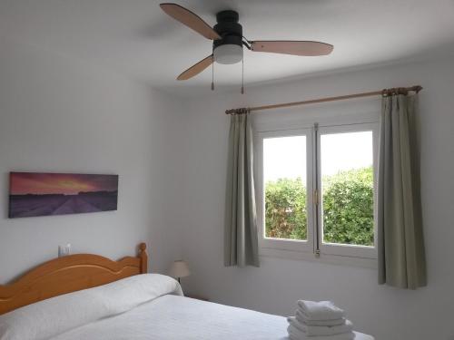 卡拉恩·布拉內斯瑟斯安娜乐思公寓式酒店的一间卧室配有吊扇和窗户。