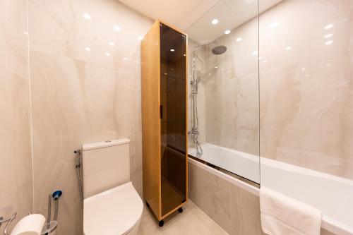 迪拜Charming Brand New 2BR close to the Beach的浴室配有卫生间、淋浴和盥洗盆。