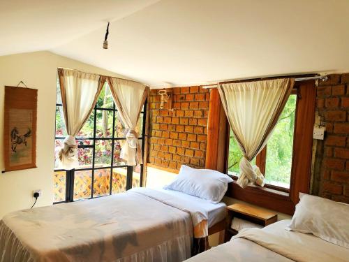 纳纽基The Murana Chalet的一间卧室设有两张床和窗户。