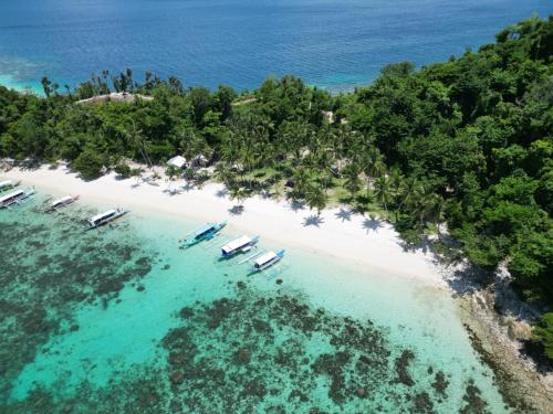 圣维森特PORT BARTON ISLAND HOPPING TOUR MjYohann Boat的享有海滩的空中景色,在水中划船