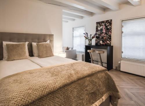 霍林赫姆Le Bon'Apart Suites的一间卧室设有一张大床和两个窗户。