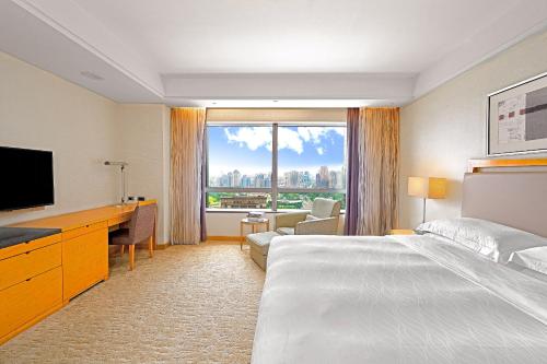 台中市台中裕元花园酒店的酒店客房设有一张床和一个大窗户