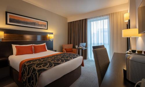 卡迪夫卡迪夫克莱顿酒店的酒店客房设有一张床和一个大窗户