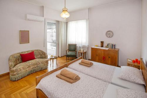 雅典Vintage apartment KOLONAKI的客厅配有沙发和椅子