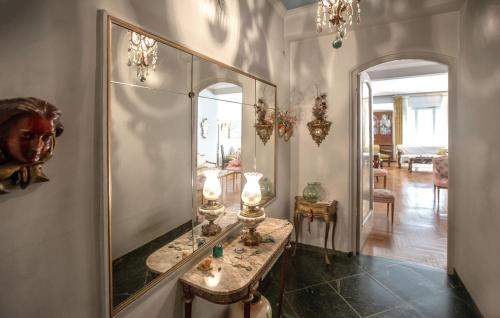 雅典Vintage apartment KOLONAKI的更衣室配有镜子和桌子