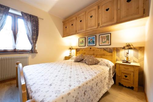 卡纳泽伊Cesa Ariale的一间卧室配有一张床、两盏灯和一个窗户。