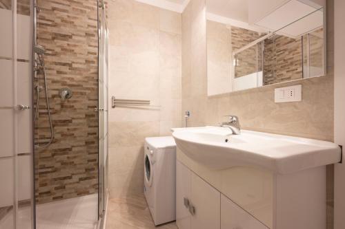 卡纳泽伊Cesa Ariale的一间带水槽、卫生间和淋浴的浴室