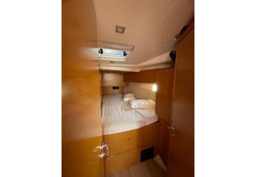 科孚镇Cyclades 32039ic的小房间设有床和橱柜