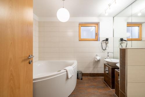 施库尔Arch San Martin B的白色的浴室设有浴缸和水槽。