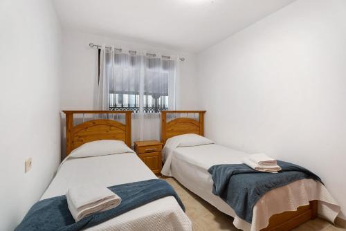 卡亚俄萨尔瓦赫Bonito Apto Mirador de la Gomera By Paramount Holidays的带窗户的客房内设有两张单人床。