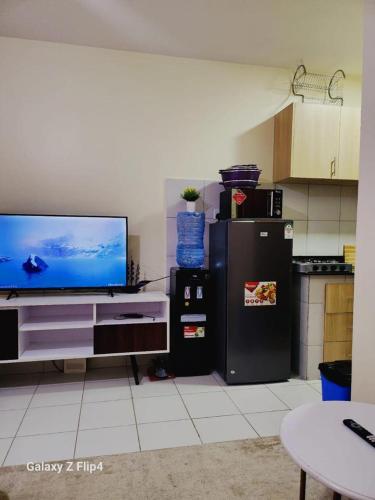 内罗毕Royalties的厨房配有平面电视和冰箱。