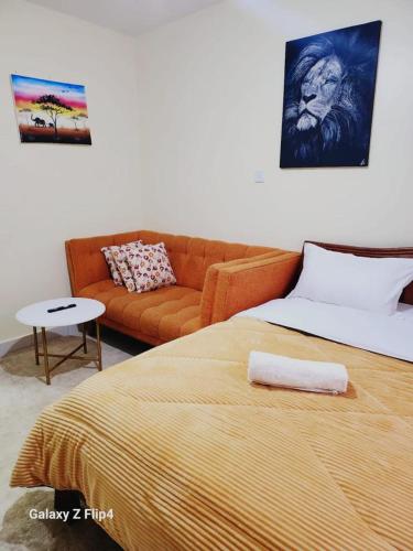 内罗毕Royalties的客厅配有床和沙发