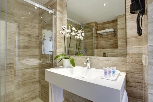 穆罗海滩Grupotel Amapola的浴室设有白色水槽和镜子