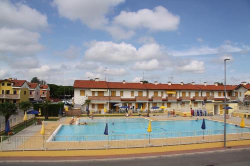 洛萨皮内塔Enjoy your stay in our nice flat with pool的大楼前的大型游泳池