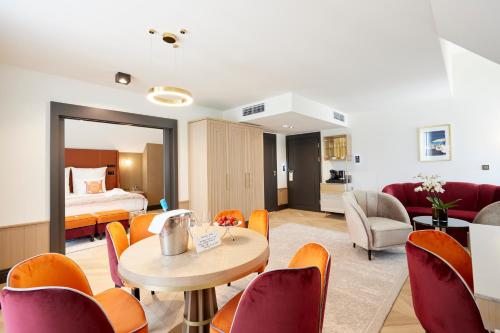 雷布尼克Bel Mon Resort的客厅配有床和桌椅