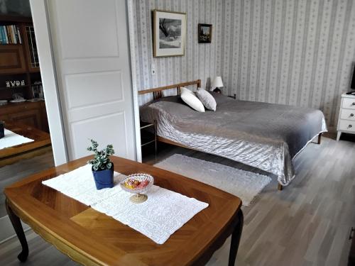 特雷勒堡Bo i Trelleborg的一间卧室配有一张床和一张茶几