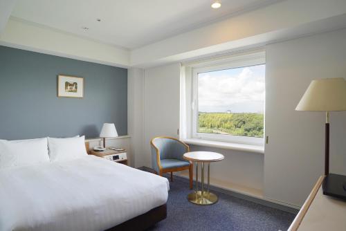 成田成田马罗德国际酒店的酒店客房设有床和窗户。