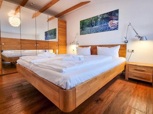 萨斯尼茨Ferienwohnung Lorenz的一间卧室,卧室内配有一张大床