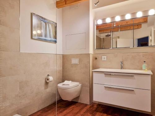 萨斯尼茨Ferienwohnung Lorenz的一间带卫生间、水槽和镜子的浴室
