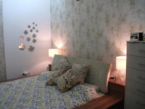 迪巴耶Chalet Siwar resort, pool, wifi, sea view, electricity 247, 2 bedrooms, 87sqm的一间卧室配有一张带两个枕头的床