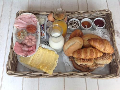 梅登布利克辛格运河住宿加早餐旅馆的装满不同种类面包和奶酪的篮子