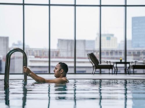 上海上海静安铂尔曼酒店的游泳池里的人
