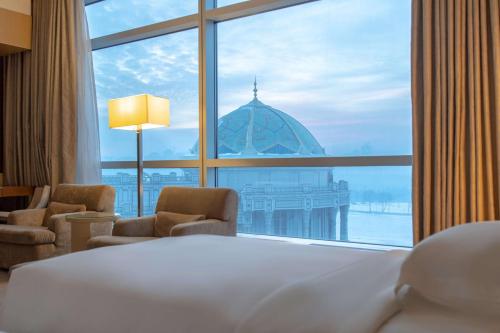 杜尚别杜尚别凯悦酒店的酒店客房设有一张床和一个大窗户