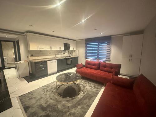 萨姆松B&C Luxury Residence的客厅配有红色的沙发和桌子