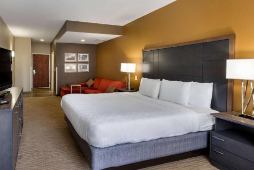 布恩布恩拉昆塔酒店及套房的酒店客房设有一张大床和一台电视。