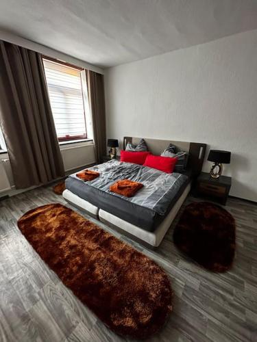 莱比锡Schöne Wohnung in Bestlage inclusive Parkplatz的卧室配有一张床,地板上铺有2个地毯。