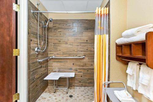 布恩布恩拉昆塔酒店及套房的带淋浴的浴室和木墙