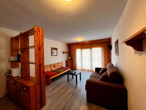 帕斯底拉卡萨弗龙特拉布兰卡酒店的客厅配有沙发和桌子