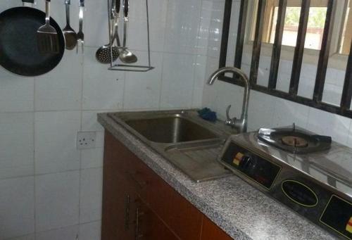 阿沙巴Room in Lodge - Vision Serviced Apartments的厨房配有水槽和台面