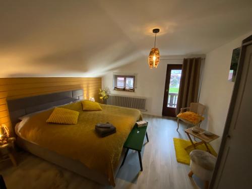 LähnGästehaus Schmitt的一间卧室配有一张带黄色毯子的大床