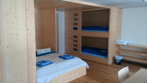 DalpeHotel des Alpes Dalpe的一间卧室配有一张带两张双层床的床铺。