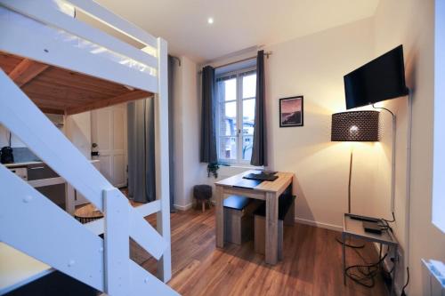安锡Le Petit Plus - studio confortable avec parking的小房间设有书桌和高架床